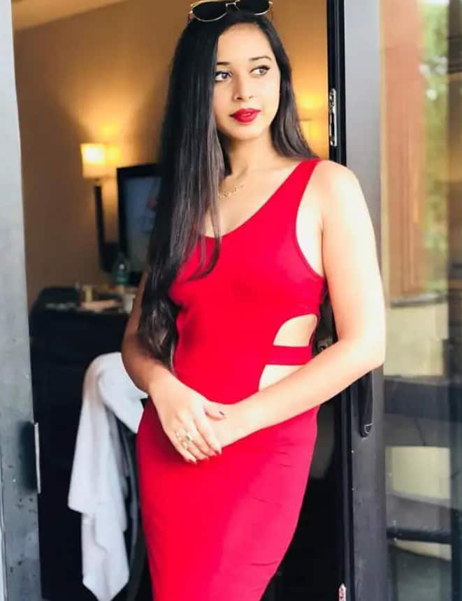 इस फोटो में तान्या रेड कलर की बॉडीकॉन ड्रेस पहने दिखाई दे रही हैं. उनका ये कॉन्फिडेंट अंदाज और पोज उन्हें और भी खास बना रहा है.