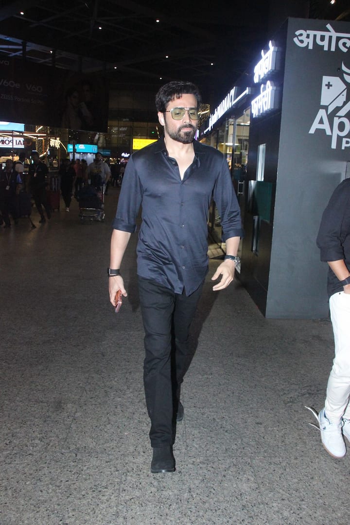 इमरान हाशमी इस दौरान ब्लैक पैंट और ब्लैक शॉटन की शर्ट पहने दिखे, जिसमें वो काफी हैंडसम लग रहे थे. एक्टर ने अपने स्टाइलिश लुक से लोगों का ध्यान अपनी तरफ खींच लिया.