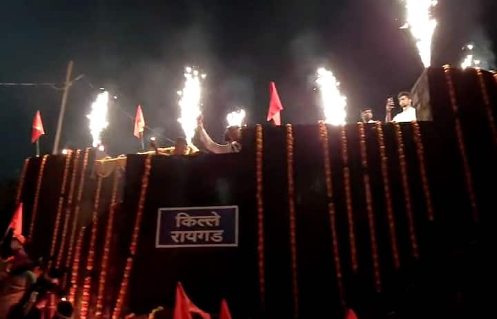 त्यामुळे या दीपोत्सवाला किल्ले रायगडचा संपूर्ण परिसर प्रकाशमय झालेला बघायला मिळत आहे.