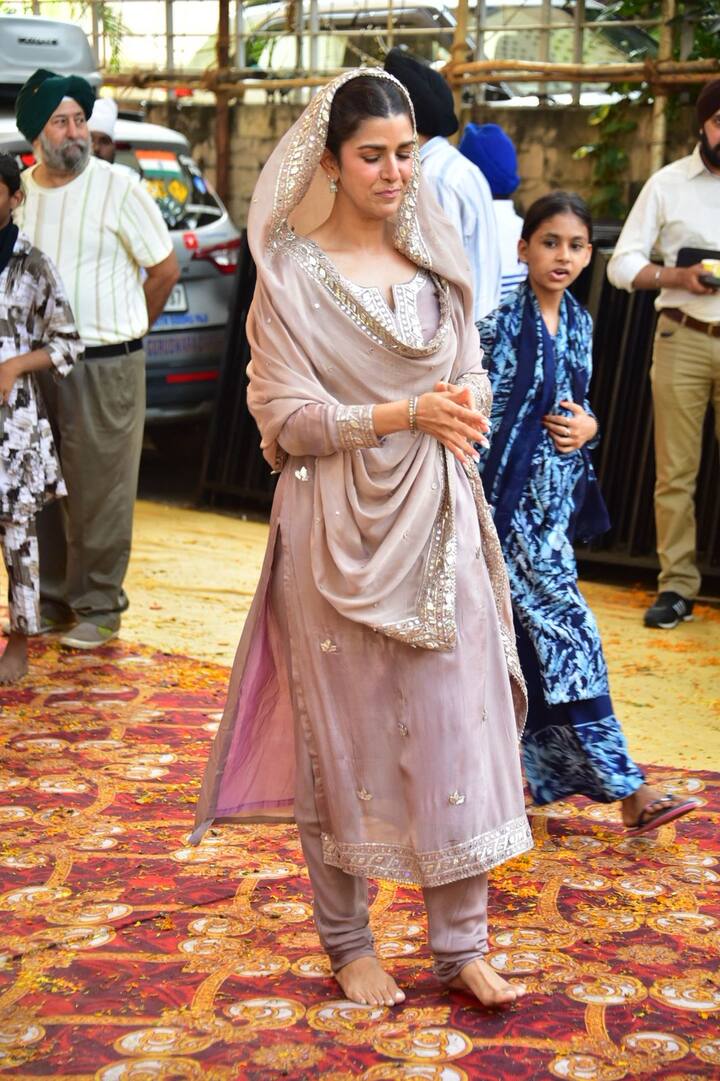 आज गुरुपर्व के मौके पर निम्रत कौर ट्रेडिशनल लुक में गुरुद्वारे नें नजर आईं. उनकी तस्वीरें सोशल मीडिया पर छाई हुई हैं.