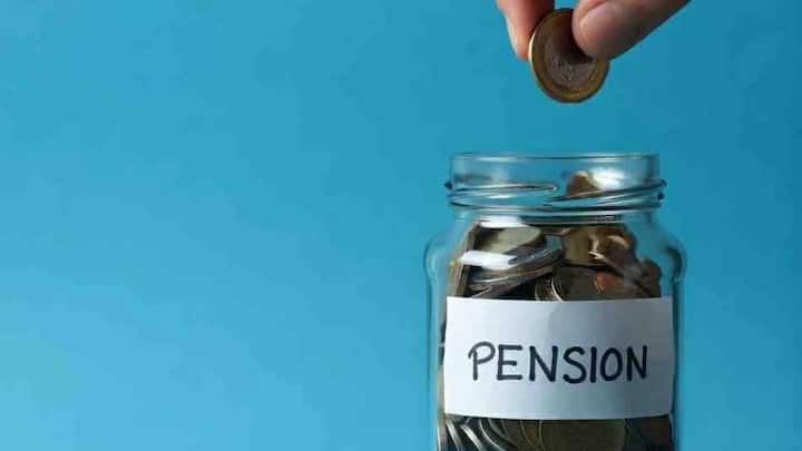 అటల్ పెన్షన్ యోజనలో 18 నుంచి 40 సంవత్సరాల వరకు ఉన్నవారు చేరవచ్చు. ఇందులో ప్రతి నెలా ఒక నిర్దిష్ట మొత్తాన్ని ప్రీమియంగా చెల్లించాలి. ఇది మీ వయస్సు  ఎంచుకున్న పెన్షన్ మొత్తాన్ని బట్టి ఉంటుంది. మీరు 60 సంవత్సరాలు నిండిన తర్వాత, ప్రతి నెలా 1000 రూపాయల నుంచి 5000 రూపాయల వరకు పెన్షన్ లభిస్తుంది.