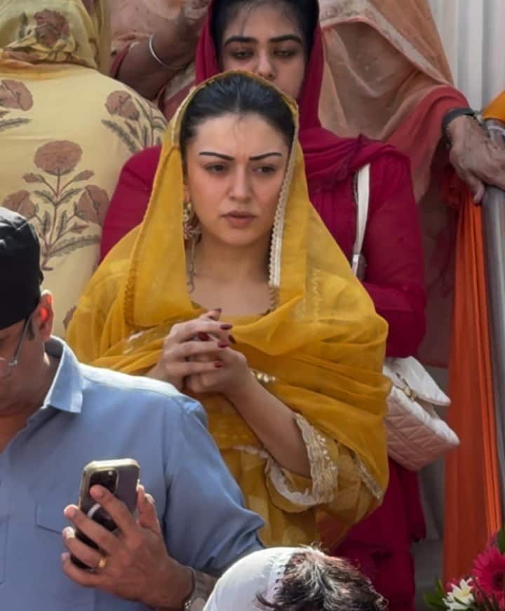 पॉपुलर एक्ट्रेस हंसिका मोटवानी ने भी गुरुद्वारे पहुंच कर आशीर्वाद लिया. मस्टर्ड कलर के सूट में अभिनेत्री बला की हसीन लग रही हैं.
