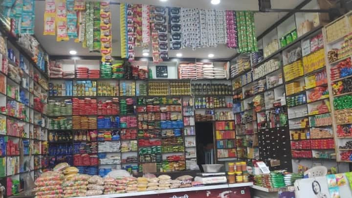 प्रधानमंत्री मुद्रा योजना के तहत आप बिना गारंटी के 10 लाख रुपये तक का लोन ले सकते हैं. यह योजना छोटे व्यवसायों को बढ़ावा देने के लिए शुरू की गई थी. इससे आप किराना दुकान, साइकिल रिपेयरिंग, टेलरिंग या छोटी मैन्युफैक्चरिंग यूनिट खोल सकते हैं.