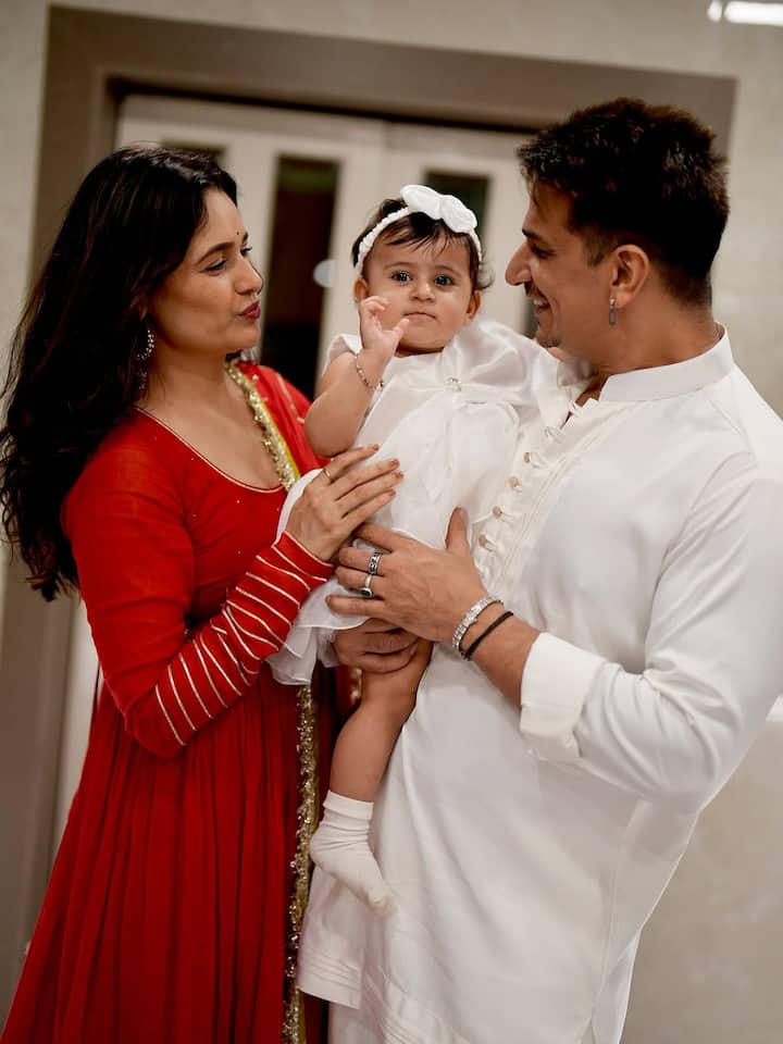 On the other hand, father Prince Narula twinned with his daughter. This father-daughter duo won a lot of applause in their white outfits. While Prince Narula looked handsome in white kurta pajama, on the other hand Iqleen also looked very cute in white frock.