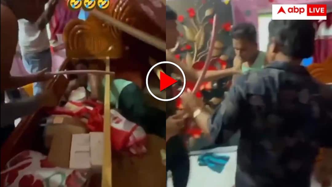 Lover came to meet the bride and hid in the bed then the family members beat him video goes viral नई नवेली दुल्हन ने बेड में छिपा रखा था आशिक! लट्ठ लेकर पहुंचे घर वाले और फिर...वीडियो वायरल