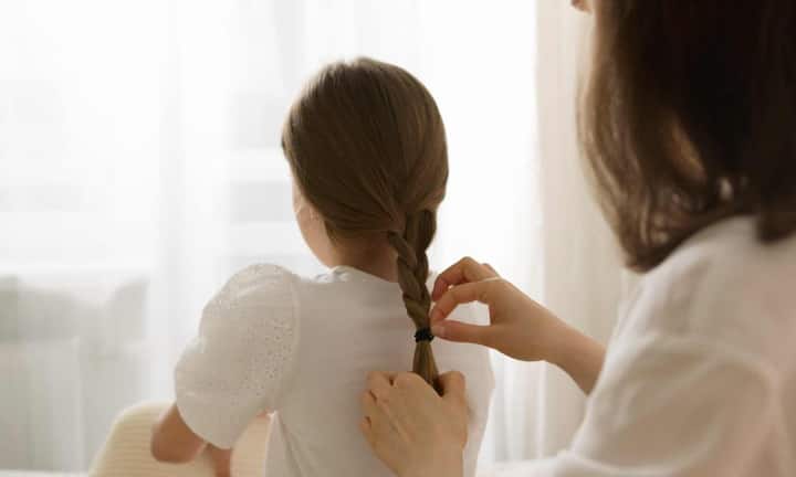 Apart from this, the real health of hair starts from your plate. To keep hair strong and black, items rich in protein, iron and biotin should be included in the diet. Eggs, pulses, green vegetables, cheese and amla are considered best for hair. To keep hair healthy, one should drink enough water every day, because hydration keeps the scalp healthy and the natural shine of the hair remains.
