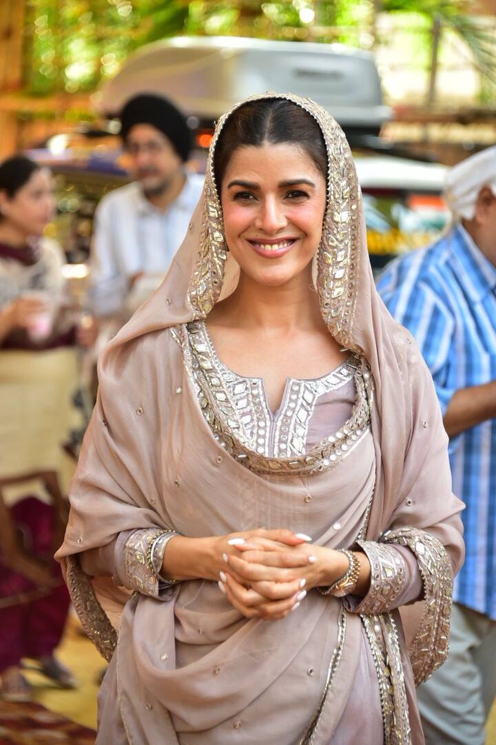 निम्रत की इन तस्वीरों पर फैंस अब खूब प्यार बरसा रहे हैं और एक्ट्रेस के अंदाज की खूब तारीफ कर रहे हैं.