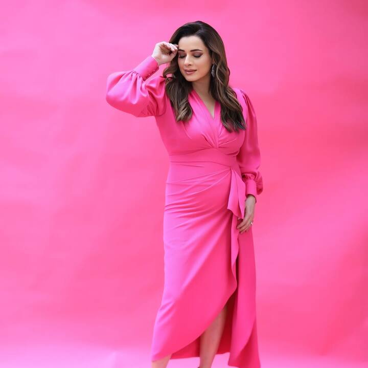 एक्ट्रेस अपने दिन की शुरुआत हेल्दी फूड के साथ करती है. नाश्ते में वो मूंग दाल के साथ चने खाती है.जो प्रोटीन से भरपूर होता है. इसके साथ एक्ट्रेस अक्सर ही पालक का जूस पीती हैं.