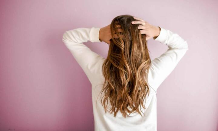 Applying oil to hair is also considered a very important part of health. It is recommended to massage with lukewarm coconut oil, mustard oil or amla oil twice a week. This improves blood circulation, strengthens hair roots and reduces hair fall. Applying the oil overnight and washing it with mild shampoo in the morning is considered the right method.