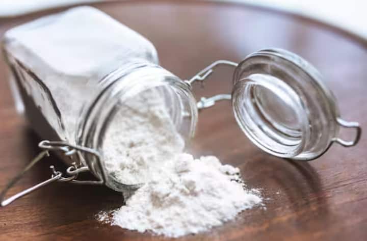 ਕਾਕਰੋਚਾਂ ਨੂੰ ਤੇਜਪੱਤਿਆਂ ਦੀ ਗੰਧ ਪਸੰਦ ਨਹੀਂ ਹੁੰਦੀ। ਕੁਝ ਤੇਜਪੱਤੇ ਪਾਣੀ ਵਿੱਚ ਭਿਓਂ ਦਿਓ ਅਤੇ ਉਨ੍ਹਾਂ ਥਾਵਾਂ 'ਤੇ ਛਿੜਕੋ ਜਿੱਥੇ ਕਾਕਰੋਚ ਦਿਖਾਈ ਦਿੰਦੇ ਹਨ। ਇਹ ਸਧਾਰਨ ਪਰ ਪ੍ਰਭਾਵਸ਼ਾਲੀ ਉਪਾਅ ਘਰ ਵਿੱਚ ਤਾਜ਼ਗੀ ਬਣਾਈ ਰੱਖਣ ਵਿੱਚ ਵੀ ਮਦਦ ਕਰਦਾ ਹੈ।