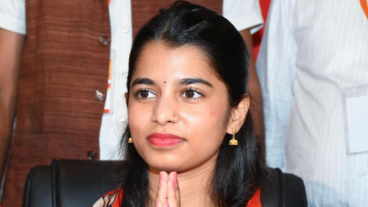 लोकप्रिय गायिका मैथिली ठाकुर अलीनगर से बीजेपी की उम्मीदवार हैं. उनका मुकाबला आरजेडी के विनोद मिश्रा से है.