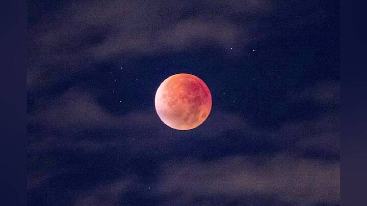पौर्णिमेच्या दिवशी जर चंद्र पृथ्वीपासून दूर असेल तर चंद्रबिंब लहान आणि कमी तेजस्वी दिसते, याला मायक्रो मून म्हणतात. सुपर मून हा मायक्रो मूनपेक्षा १३ टक्के मोठा आणि ३० टक्के जास्त तेजस्वी दिसतो.
