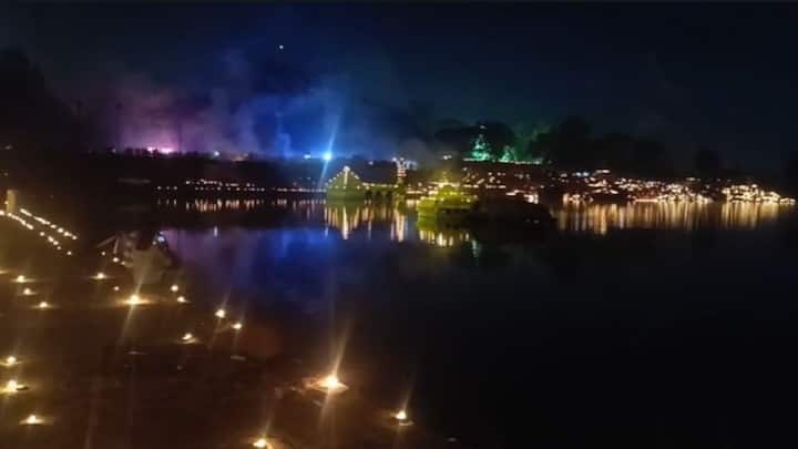 फटाक्यांची आतषबाजी, आकर्षक रांगोळ्या, फुलांच्या पायघड्या आणि पारंपरिक सजावट यामुळे संपूर्ण घाट दैवी प्रकाशाने न्हाऊन निघाला.