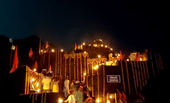 यावेळी किल्ले रायगडावर शिवभक्त मोठ्या संख्येने उपस्थिती होते.