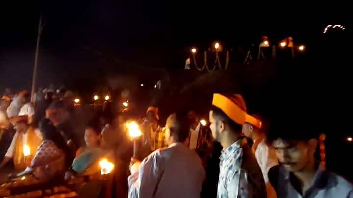 मशाली, पणत्या, आणि फटाक्यांच्या आतिषबाजीनं किल्ले रायगड उजळून निघाला.