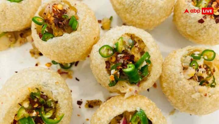 अब इस गूंथे हुए आटे की छोटी-छोटी लोइयां बना लें. इन लोइयों को एक गीले कपड़े से ढककर 5 मिनट के लिए रख दें. इससे आटा थोड़ा सेट हो जाएगा और बेलने में आसानी होगी.