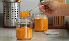 हर दिन हल्दी खाने से शरीर को मिलते हैं कमाल के ये 8 फायदे, जानें एक्सपर्ट्स क्या देते हैं राय?