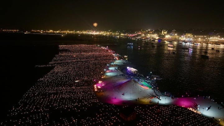 काशी के 8 मुख्य घाटों पर गंगा आरती का आयोजन हुआ. इसमें दशाश्वमेध, नमोघाट, अस्सी, पंचगंगा और तुलसी शामिल हैं. इस खास उत्सव के रूप में शहर के 97 स्थलों को रोशनी से जगमग किया गया.