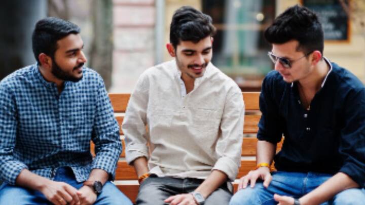 অর্থাৎ কার সঙ্গে কথা বলছি, কে কথা বলছে, তার সঙ্গে আমাদের সম্পর্কের নিরিখেই মস্তিষ্ক কাজ করে। এক্ষেত্রে মিথ্যেকেও সত্য বলে বিশ্বাস করি আমরা। কিন্তু অচেনা ব্যক্তির সঙ্গে বোঝাপড়ার বালাই থাকে না। তাই তিনি সত্য বললেও, সন্দেহ থাকে মনে।