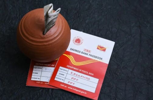 आप डाकघर किसान विकास पत्र योजना में न्यूनतम ₹1,000 से निवेश शुरू कर सकते हैं। आप ₹100 के गुणकों में कोई भी राशि जमा कर सकते हैं; अधिकतम जमा राशि की कोई सीमा नहीं है। इस योजना पर वर्तमान में 7.5% (वार्षिक चक्रवृद्धि) ब्याज दर मिल रही है।