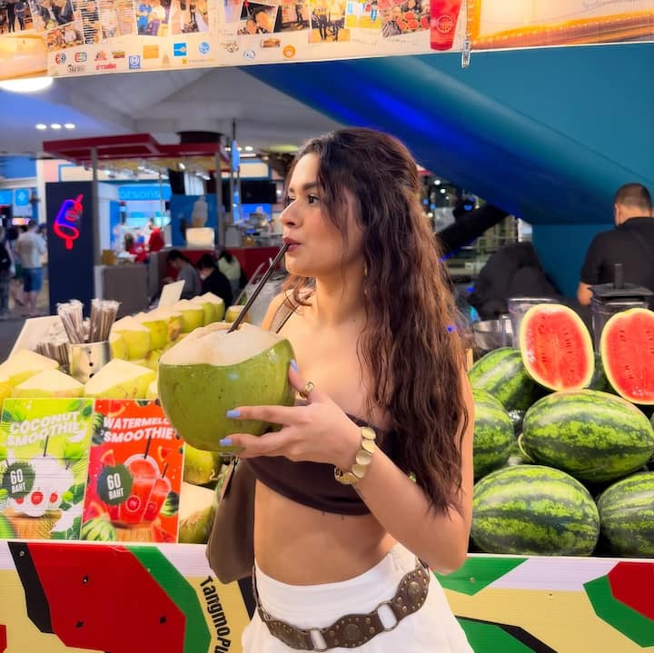 वह कैमरे के सामने एक के बाद एक कातिलाना अदाएं दिखा रही हैं। इसमें एक्ट्रेस की परफेक्ट बॉडी नजर आ रही है।