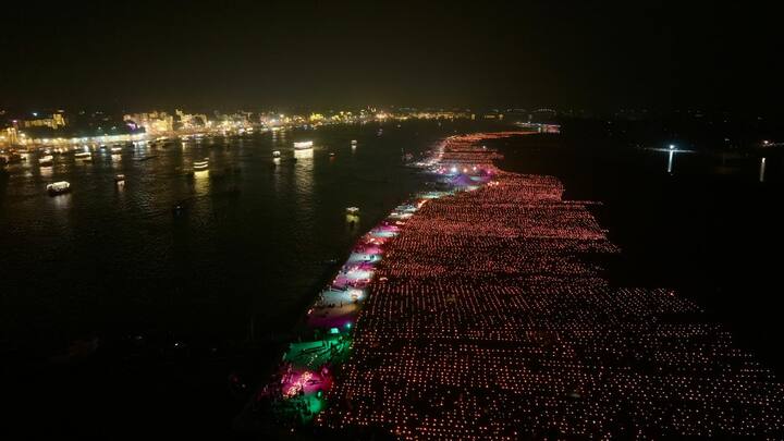 काशी को इस पर्व के दौरान रोशनी ने सजाया गया है. शहर की खूबसूरती के लिए लेजर शो से लेकर लाखों दीये जलाए गए. काशीवासियों के अलावा देशभर के श्रद्धालुओं के अलावा पर्यटक भी इस पर्व का हिस्सा बने.