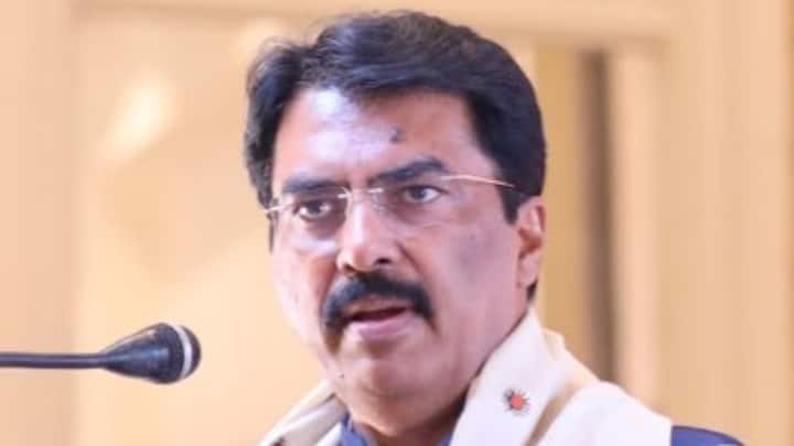 बीजेपी मंत्री संजय सरावगी दरभंगा से मैदान में हैं. जन सुराज के पूर्व आईपीएस आरके मिश्रा और वीआईपी के उमेश सहनी भी चुनाव को रोचक बना रहे हैं.