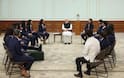 नरेंद्र मोदींच्या हाती वर्ल्डकप, महिला टीम इंडियासोबत गप्पा; पंतप्रधानांना दिलं खास गिफ्ट