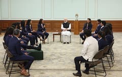 नरेंद्र मोदींच्या हाती वर्ल्डकप, महिला टीम इंडियासोबत गप्पा; पंतप्रधानांना दिलं खास गिफ्ट