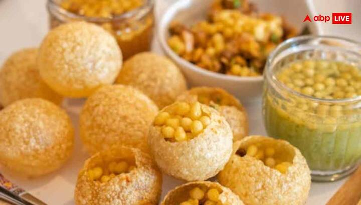 बरसात या सर्दी के मौसम में बाहर का खाना हर किसी को थोड़ा डराता है कि कहीं पेट खराब न हो जाए. ऐसे में अगर आप चाहें तो घर पर ही बाजार जैसे कुरकुरे गोलगप्पे और चटपटा पानी बना सकते हैं.