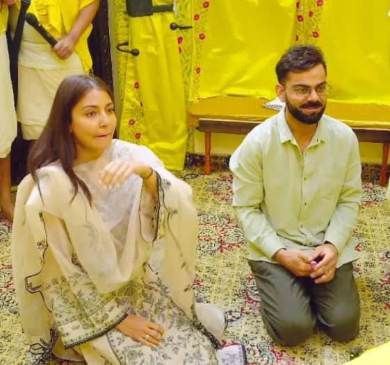 13 मई 2025 को, विराट और अनुष्का टेस्ट क्रिकेट से संन्यास लेने के एक दिन बाद वृंदावन स्थित आश्रम में प्रेमानंद महाराज से आशीर्वाद लिया.