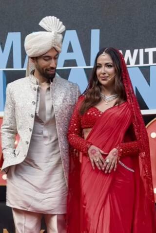 रेड साड़ी पहने अविका बला की हसीन  नजर आई वहीं मिलिंद भी शेरवानी में हैंडसम दिखे.