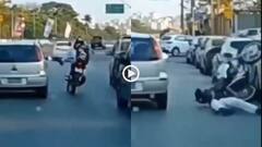 Video: उलटा पड़ गया दांव! कार में मारी ऐसी लात, घूमकर बाइक के नीचे दबा शख्स, वीडियो वायरल