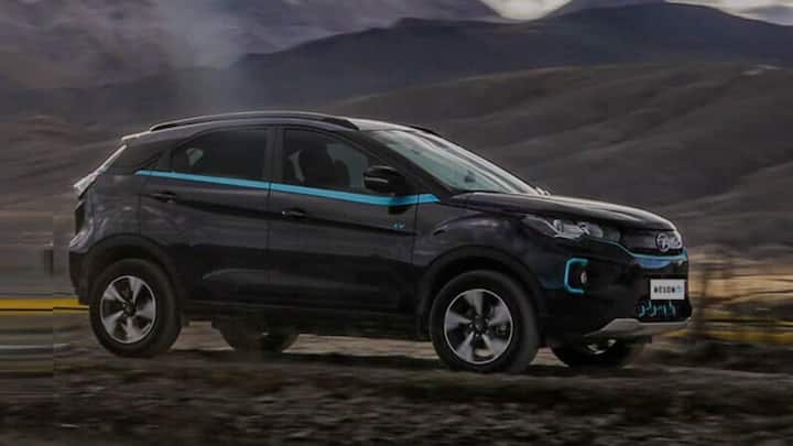 दुसरीकडे, मारुती ब्रेझ्झामध्ये 1.5-लिटर K15C पेट्रोल इंजिन आहे ज्यामध्ये सौम्य-हायब्रिड सिस्टम आहे. ब्रेझ्झाचा ड्रायव्हिंग अनुभव व्हायब्रेशन फ्री आहे, विशेषतः शहरांमध्ये, जे दररोज ट्रॅफिकमध्ये गाडी चालवतात त्यांच्यासाठी ते आदर्श बनवते.