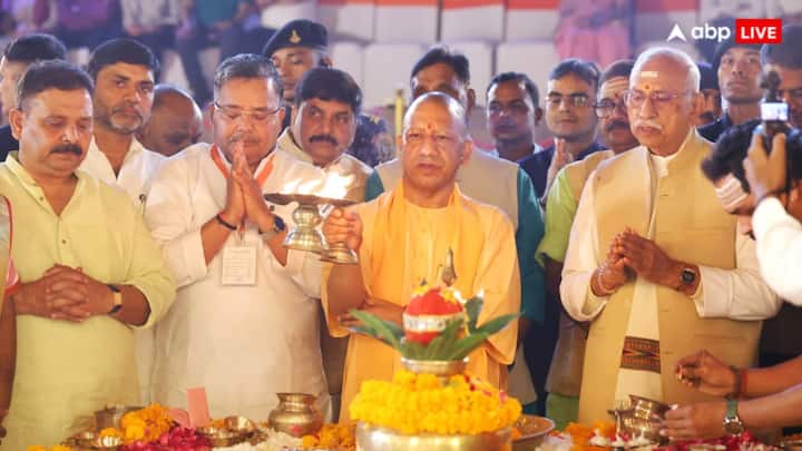 Varanasi Dev Deepawali: वाराणसी में देव दीपावली का भव्य आयोजन किया गया. इस दौरान राज्य के मुख्यमंत्री योगी आदित्यनाथ भी मौजूद रहे. काशी के घाट 15 लाख से ज्यादा दीयों से जगमग दिखे.