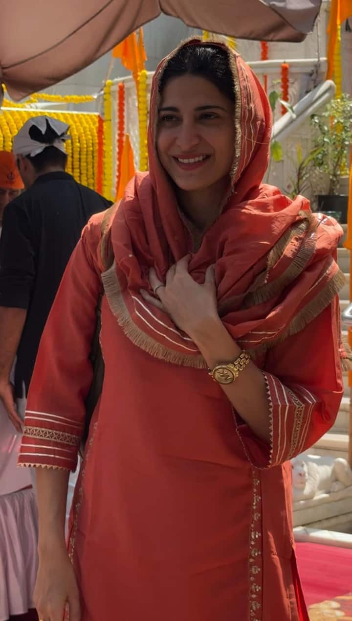 अहाना कुमरा ने भी अपने सादगी भरे अंदाज से लोगों का दिल जीता. ऑरेंज कलर के सूट को हसीना ने गोल्डन वॉच के साथ पेयर किया. सॉफ्ट मेकअप के साथ उन्होंने अपना लुक कंप्लीट किया.