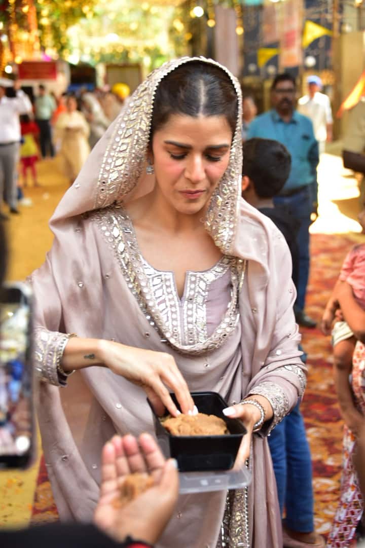 वे अपने हाथों से कड़ा प्रसाद बांटती हुईं नजर आईं.