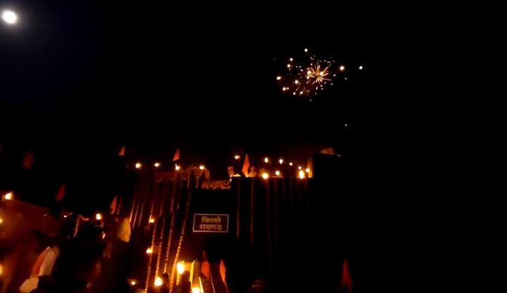 हजारो मशाली.. पणत्या, फटाक्यांच्या आतिषबाजीत किल्ले रायगड उजळून निघाला आहे.