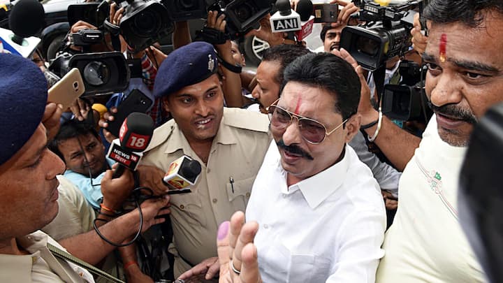 मोकामा सीट दो बाहुबलियों की लड़ाई से सुर्खियों में है. जेडीयू के अनंत सिंह का सामना आरजेडी प्रत्याशी वीणा देवी (सूरजभान सिंह की पत्नी) से है.