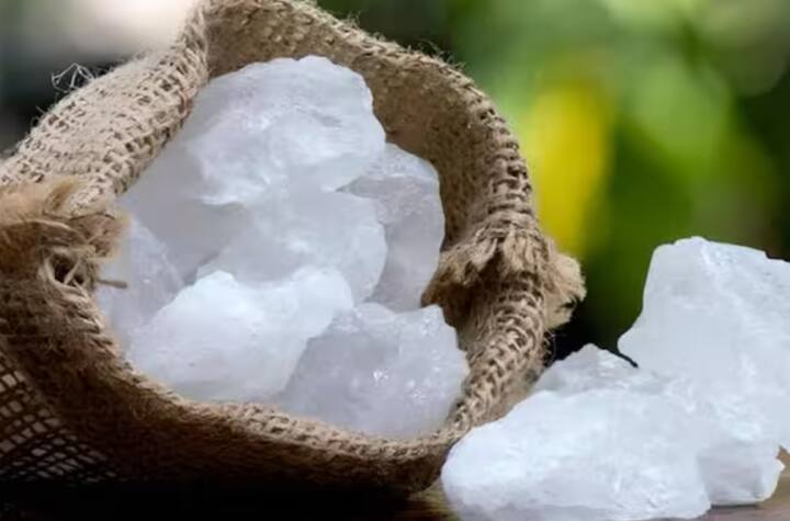 ਸਿੰਕ ਕੈਬਿਨੇਟ ਜਾਂ ਘਰ ਦੇ ਹੋਰ ਕੋਨਿਆਂ ਵਿੱਚ ਜਿੱਥੇ ਕਾਕਰੋਚ ਲੁਕੇ ਹੋਏ ਹਨ, ਮਿੱਟੀ ਦੇ ਤੇਲ ਅਤੇ ਥੋੜ੍ਹੇ ਜਿਹੇ ਪਾਣੀ ਦਾ ਮਿਸ਼ਰਣ ਛਿੜਕਾਅ ਕਰੋ। ਤੇਜ਼ ਗੰਧ ਕਾਕਰੋਚਾਂ ਨੂੰ ਦੂਰ ਭਜਾ ਦੇਵੇਗੀ ਅਤੇ ਉਹ ਵਾਪਸ ਨਹੀਂ ਆਉਣਗੇ।