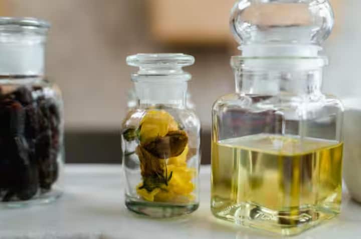 ਇਸ ਤੋਂ ਇਲਾਵਾ, ਤੁਸੀਂ ਕਾਕਰੋਚਾਂ ਨੂੰ ਭਜਾਉਣ ਲਈ ਬੇਕਿੰਗ ਸੋਡਾ ਅਤੇ ਖੰਡ ਦੇ ਮਿਸ਼ਰਣ ਦੀ ਵਰਤੋਂ ਵੀ ਕਰ ਸਕਦੇ ਹੋ। ਬੇਕਿੰਗ ਸੋਡਾ ਅਤੇ ਖੰਡ ਨੂੰ ਬਰਾਬਰ ਮਾਤਰਾ ਵਿੱਚ ਮਿਲਾਓ, ਫਿਰ ਇਸਨੂੰ ਆਪਣੇ ਘਰ ਦੇ ਉਨ੍ਹਾਂ ਖੇਤਰਾਂ ਵਿੱਚ ਪਾਓ ਜਿੱਥੇ ਕਾਕਰੋਚ ਹੋਣ ਦੀ ਸੰਭਾਵਨਾ ਹੁੰਦੀ ਹੈ। ਕਾਕਰੋਚ ਇਸਨੂੰ ਆਪਣੀ ਮਿਠਾਸ ਕਾਰਨ ਖਾਂਦੇ ਹਨ, ਪਰ ਇਹ ਇੱਕ ਜ਼ਹਿਰ ਵਾਂਗ ਕੰਮ ਕਰਦਾ ਹੈ। ਇਸ ਮਿਸ਼ਰਣ ਦਾ ਸੇਵਨ ਕਰਨ ਨਾਲ ਕੁਝ ਦਿਨਾਂ ਵਿੱਚ ਤੁਹਾਡੇ ਘਰ ਤੋਂ ਕਾਕਰੋਚਾਂ ਦਾ ਖਾਤਮਾ ਹੋ ਜਾਵੇਗਾ।