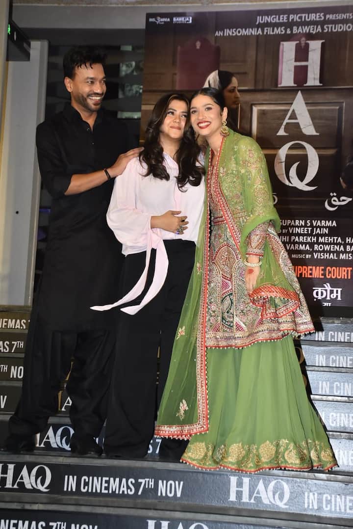 एक्ट्रेस अंकिता लोखंडे भी 'हक' की स्क्रीनिंग में पति विक्की जैन के साथ पहुंचीं. ग्रीन कलर का शरारा सूट पहने एक्ट्रेस काफी जच रही थीं. कपल ने इस दौरान एकता कपूर के साथ पोज दिए.