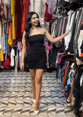 इस ब्लैक ऑफ शोल्डर ड्रेस में तान्या बेहद ही खूबसूरत दिख रही हैं. उन्होंने सटल मेकअप किया है और  बालों को खुला रखा है जिससे उनका ये लुक और भी मॉडर्न  लग रहा है.