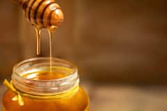 ખાલી પેટ મધનું સેવન કરવાથી શરીરમાં થાય છે આ 5 ફાયદાઓ,  જાણી લો તેના વિશે