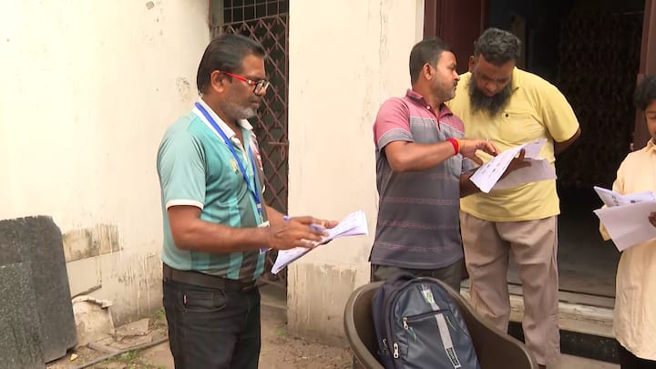 ধরে ধরে দেখাব, নির্বাচন কমিশনের নিয়ম মেনে কীভাবে এই ফর্ম ফিল-আপ করতে হবে। ভাল করে দেখুন। কী কী তথ্য দিতে হবে এনুমারেশন ফর্মে?