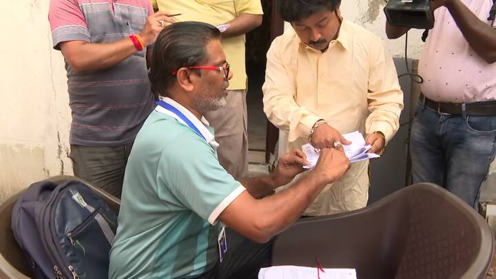 কী কী তথ্য দিতে হবে, এনুমারেশন ফর্মে। কীভাবে পূরণ করতে হবে ফর্ম। দেখে নিন ভাল করে। কী বলছেন BLO-রা জেনে নিন।