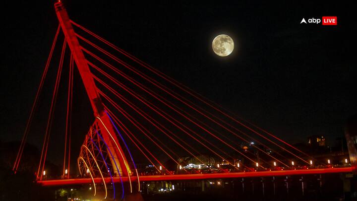 सूपरमून को देखने के लिए ऐसी जगह चुनें जहां शहर की रोशनी न पहुंचें. आप किसी पार्क या खुले मैदान में भी जा सकते हैं. इस खगोलीय घटना को देखने के लिए आपको दूरबीन की जरूरत नहीं पड़ेगी.