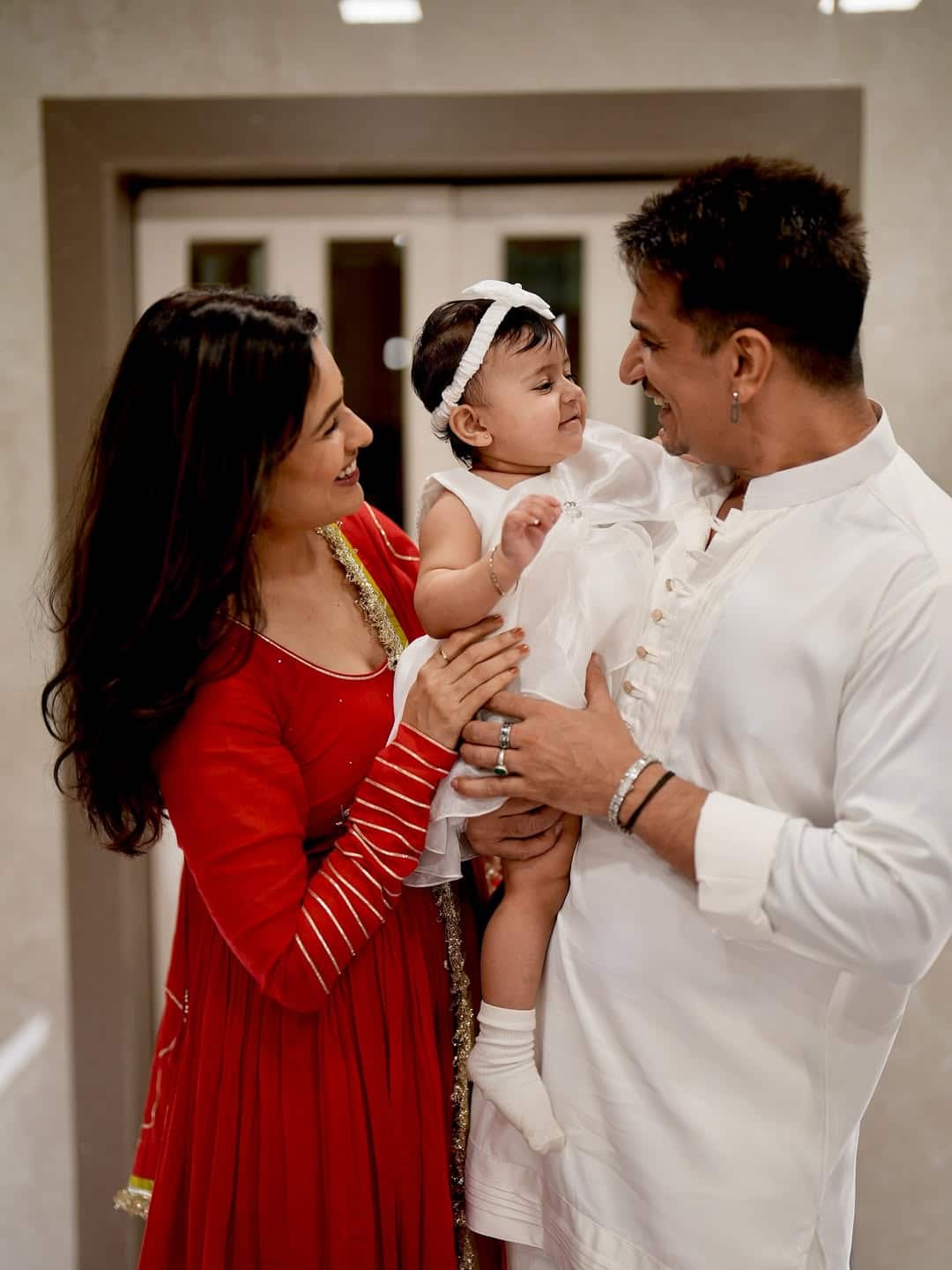 On the occasion of Guru Nanak Jayanti, the celebrity couple gave a big surprise to their fans and showed them the face of their daughter. The paps spotted Prince Narula and Yuvika Chaudhary with their daughter at the Gurudwara and now the pictures of the three are viral on social media.