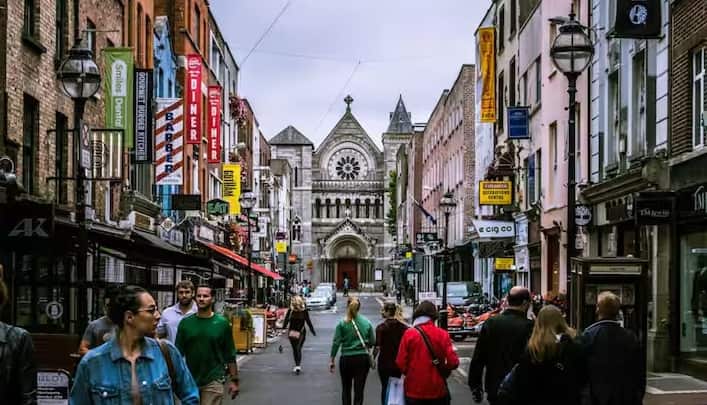 कभी कृषि और खेती पर निर्भर आयरलैंड अब एक प्रमुख प्रौद्योगिकी केंद्र बन गया है। इसके खुले कारोबारी माहौल और कम कर व्यवस्था ने इसे वैश्विक कंपनियों के लिए एक पसंदीदा गंतव्य बना दिया है। आयरलैंड की बेहतरीन कनेक्टिविटी, नाइटलाइफ़ और पर्यटन क्षेत्र ने इसे पर्यटकों के लिए एक लोकप्रिय गंतव्य बना दिया है।