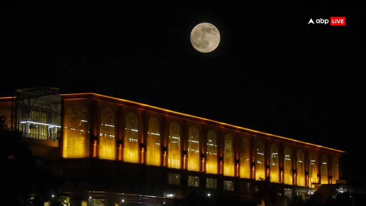 यह साल 2025 का दूसरा सूपरमून है. कहने का मतलब इस साल पृथ्वी के सबसे समीप का पूर्ण चंद्रमा है, जिससे यह साल का सबसे बड़ा चमकदार चंद्र घटना बन गया है.